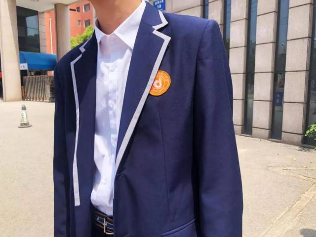 当然,一中的运动式校服彰显出学生们满满活力 袖口和下围的一圈橙色