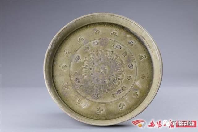 44.隋相州窑青釉刻莲花纹杯盘(公元581年～618年)