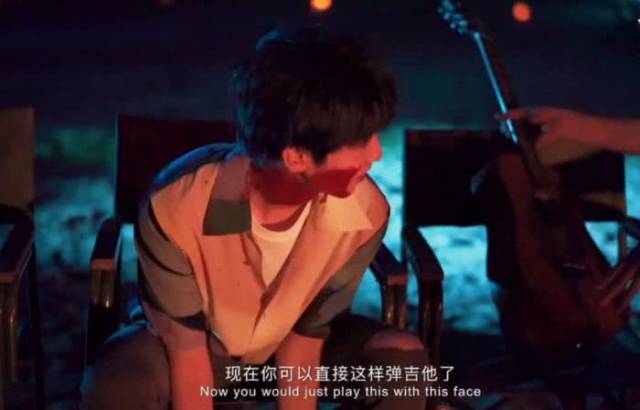 王俊凯戴口罩在校园跑步,白衣搭黑裤十分低调,真的接地气!