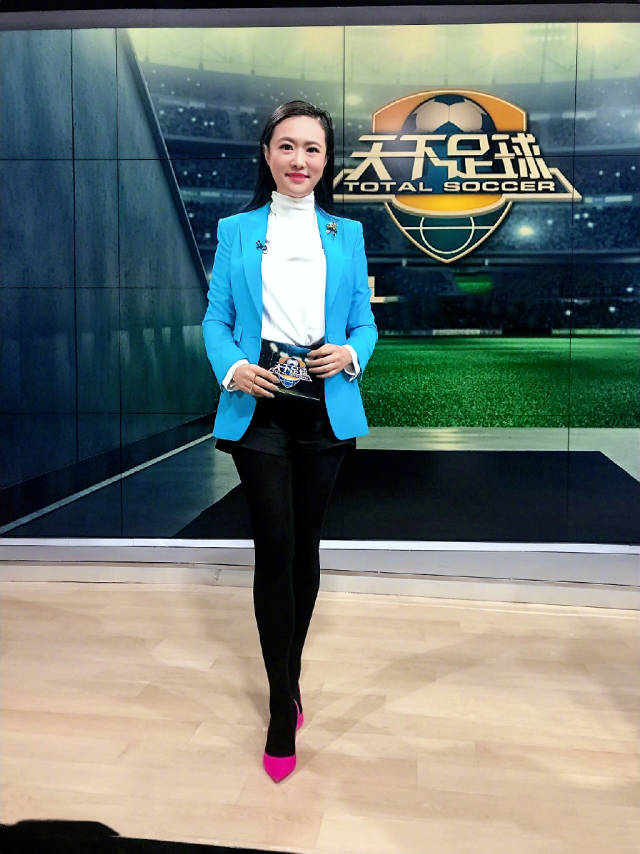 原创cctv王曦梁:被誉为"中国第一足球女主播"和"央视第一美腿"