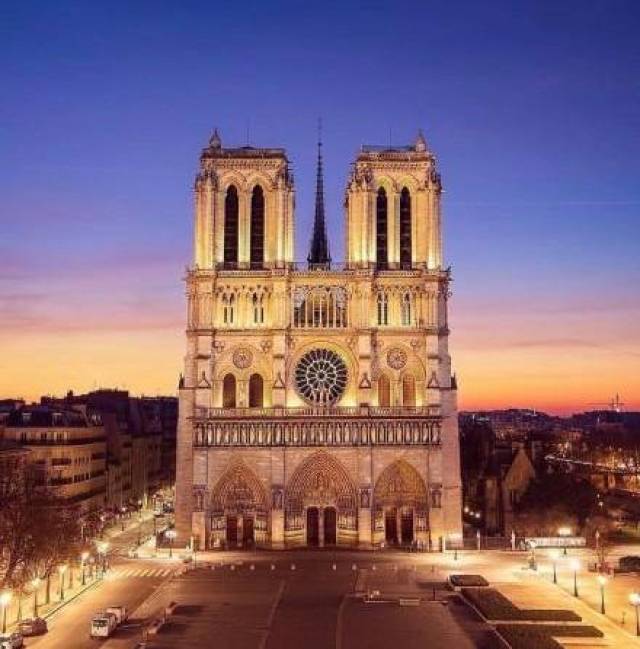 法国著名的圣母院起火遭到破坏,地标性建筑塔尖被烧毁