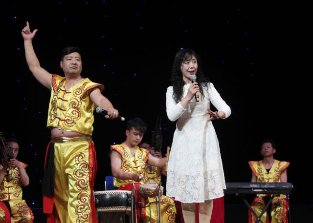 壶关县秀红八音会在潞州剧院表演上党落子《杨