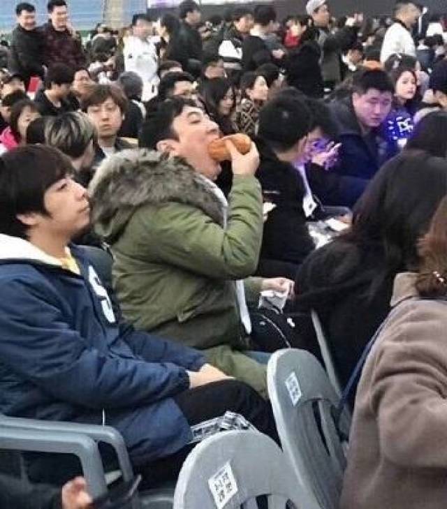 王思聪吃玉米上热搜,q版的吃热狗和吃玉米组成情侣头像,快来换