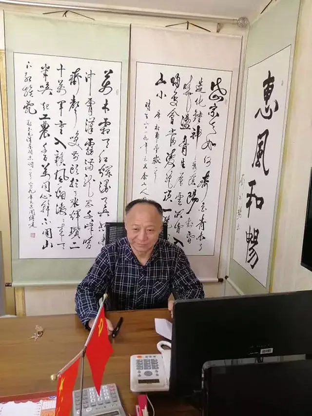 自幼受家父影响酷爱书法艺术,在其督促下刻苦练习书法!