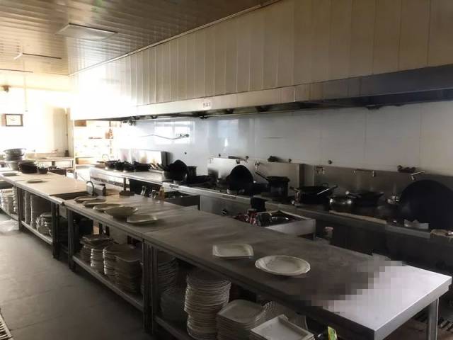 厨房,含灶具,碗碟等
