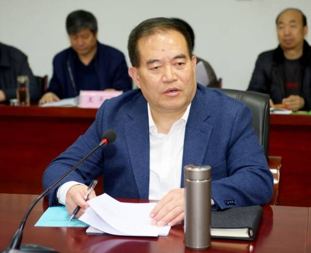 邢台市人民政府副 秘书长魏华北主持 会议