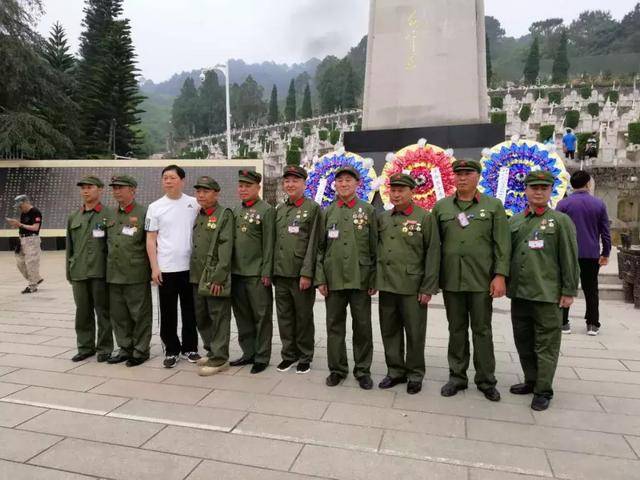 团副团长向坤山与原14军40师118团三连连长陈昌启共同参与了本次活动