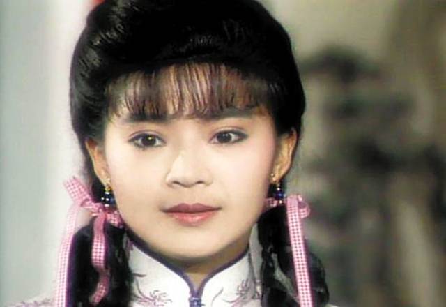 原创她八岁饰演小婉君一炮而红,嫁入豪门生5子,如今62岁成这样!