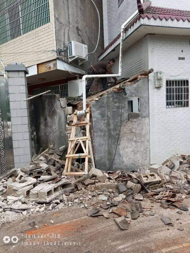 西门社区范围内拆除违章建筑200平方左右.