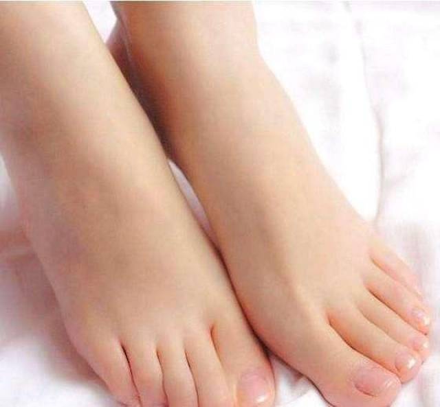 中国古代女人的脚和现在美女的脚相比,你们喜欢哪一时代的脚?