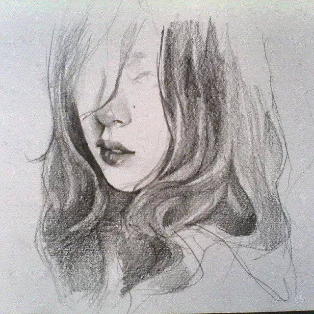 每一个细节可以通过 涂,抹,擦的技法去表现 画速写跟素描头像一样 1