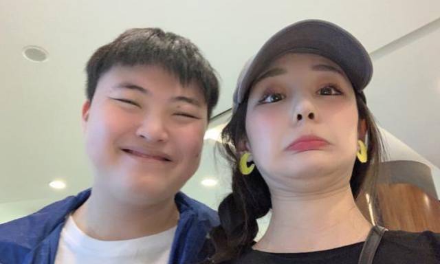 Uzi女友微博发合照 小狗大好心情显露无余