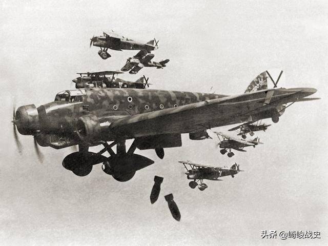 西班牙内战期间,意大利空军的sm 81轰炸机在cr 32战斗机护航下执行
