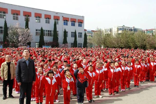 活动一:举行庄严的主题升旗仪式围绕这个主题,凤鸣小学集团开展了"