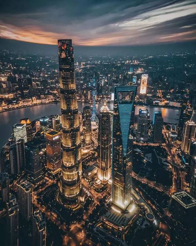 上海浦东陆家嘴,左边最高建筑为上海中心大厦,是中国        (截止