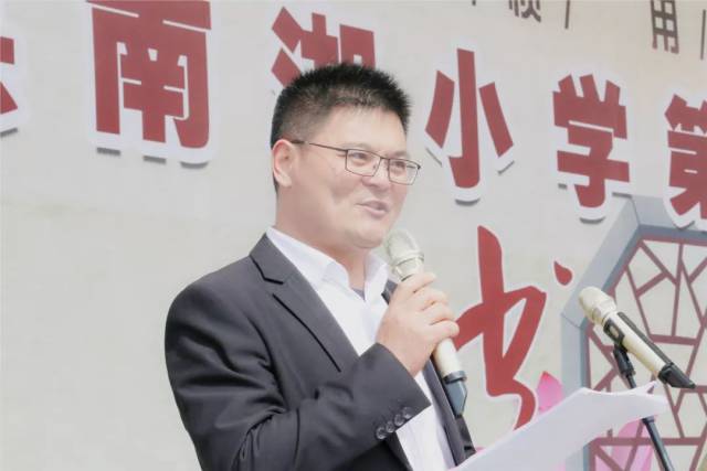 王勇副校长首先宣读了《沭阳县南湖小学第六届读书节表彰决定》.