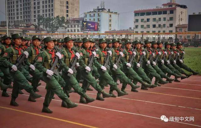 缅甸佤邦和平庆典阅兵式开始啦!武器装备很威武