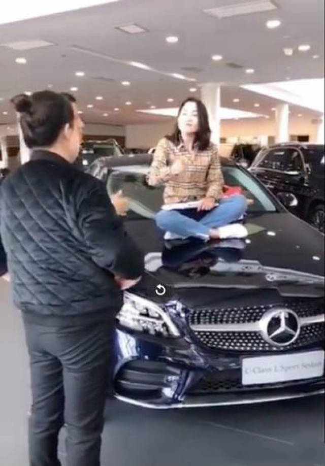 奔驰车再出事,兰州女子坐引擎盖维权
