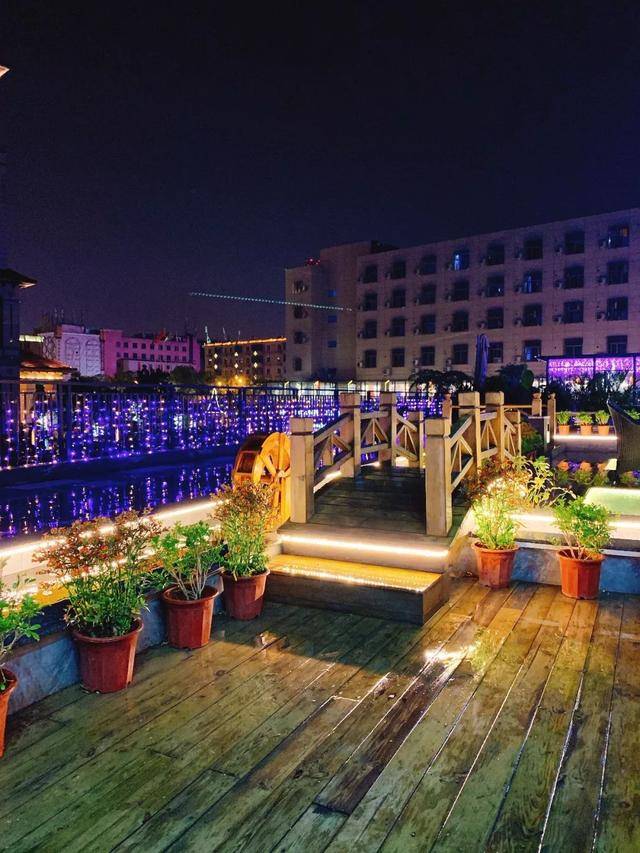 白天与夜间的美截然不同,白天内涵,温婉;夜晚,灯火阑珊,霓虹璀璨.
