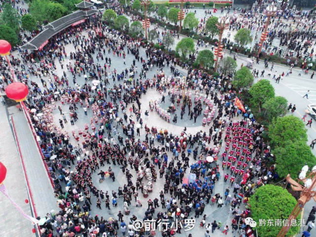 台江万名苗族同胞盛装游演,热闹得不得了~_手机搜狐网