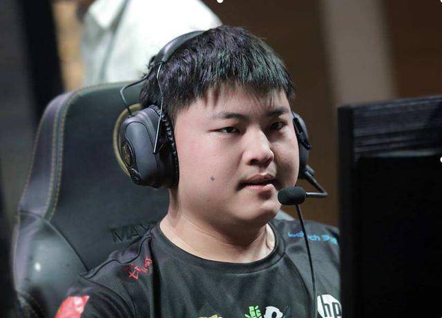 金灿毅大师局1v5,看到"正规出装"后,网友:uzi需要你