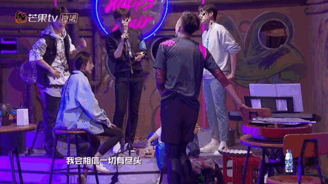 看《密室大逃脱》笑出眼泪