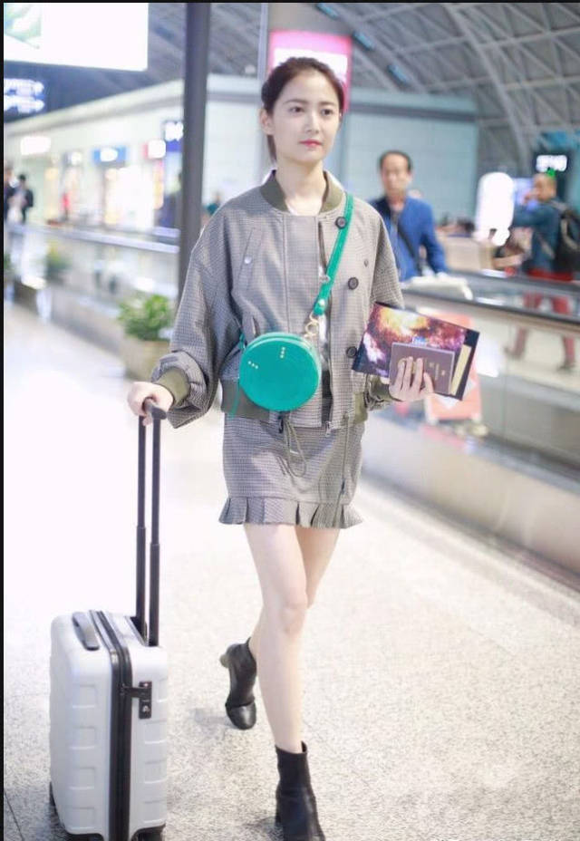 陈钰琪身穿灰色外套搭配同色短裙现身机场 时髦简约打扮清新自然