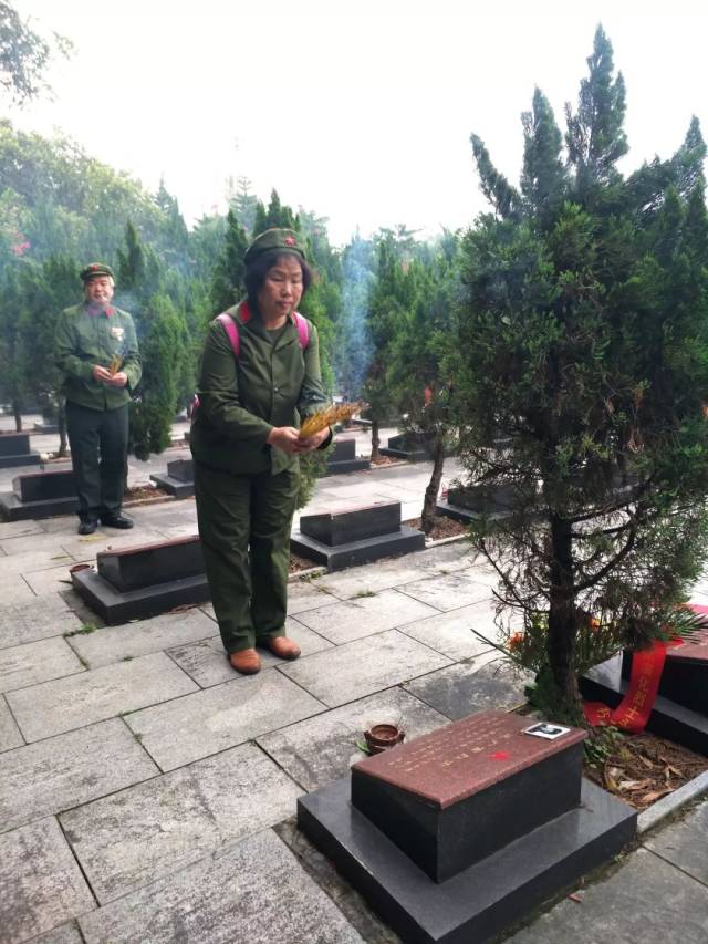 今天:广东部分参战老兵宁明烈士陵园祭 ——战友啊,我们如约来祭奠您!