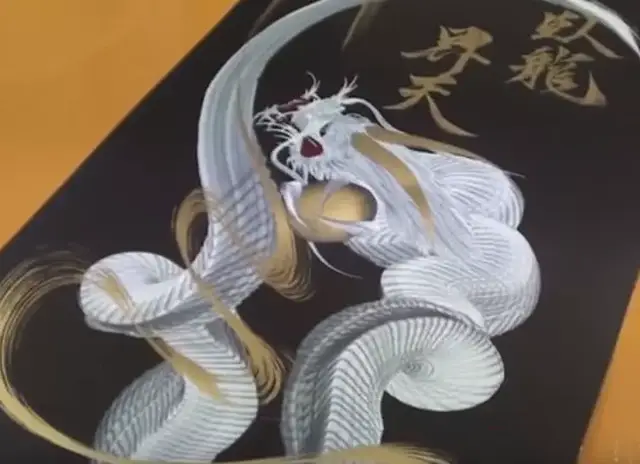 美术生一笔画龙,看到龙珠出现时,网友:这是个狠