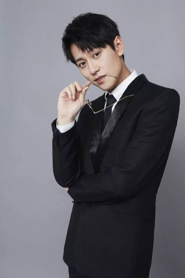 秦俊杰终于甩掉杨紫前男友标签? 女主角孙铱