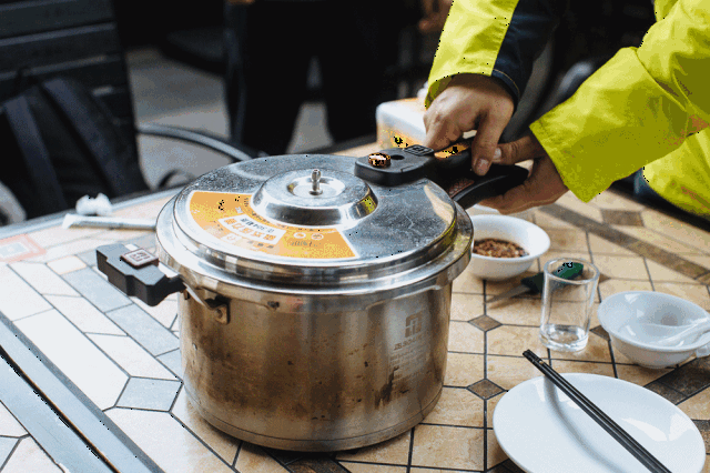 抖音网红款高压锅蒸蚝,高压锅大虾抢鲜登场