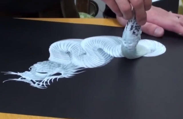 美术生一笔画龙,看到龙珠出现时,网友:这是个狠