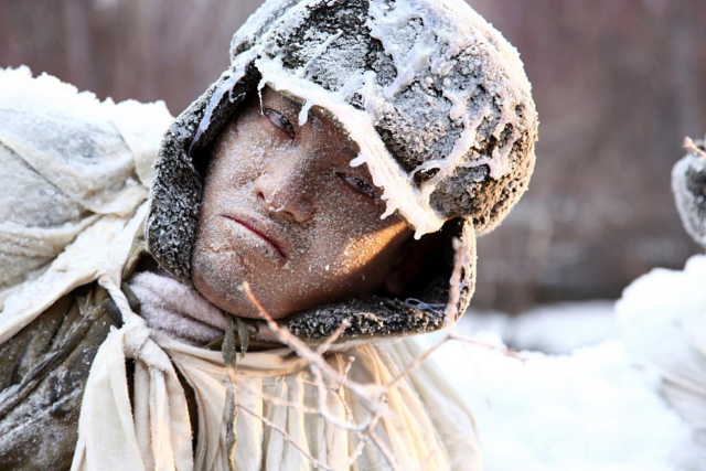 趴在雪地中等待时机伏击敌人,最后六班为了坚守阵地集体冻死在前线