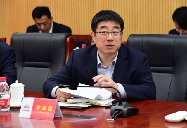 公司总经理李军强介绍了海外重点跟踪项目情况.
