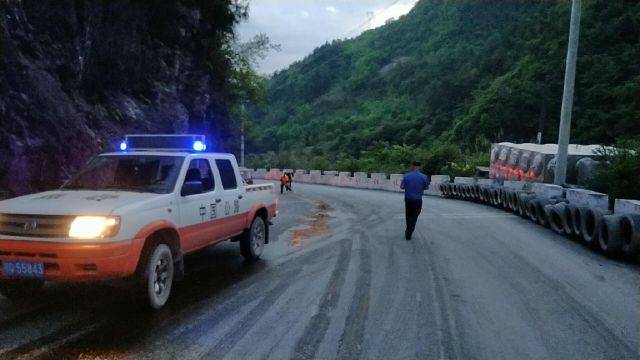 大型货车从宣恩县沙道沟镇往鹤峰方向行驶,18时左右,当车辆行驶至325