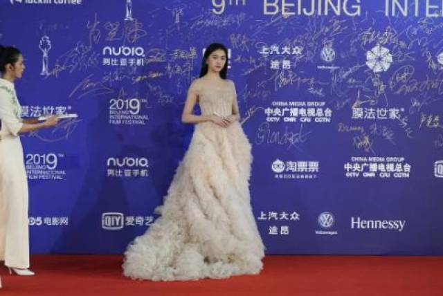 红毯图:关晓彤黑长直美貌仅次丫丫,被刘晓庆胸前硕大的翡翠惊到