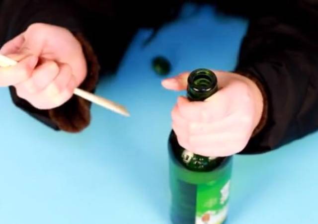 没有开瓶器怎么开啤酒简单?简单教你几招,秒开