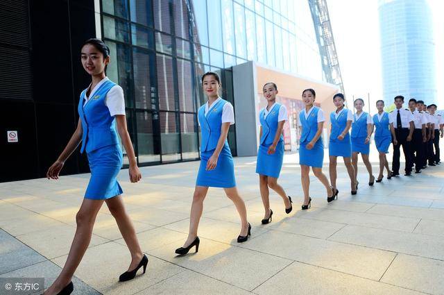 空姐服务客人时经常需要弯腰下蹲,为什么制服还设计成