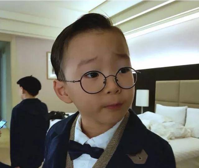 大家好,我是二哥宋民国,大家看我厉害不厉害?