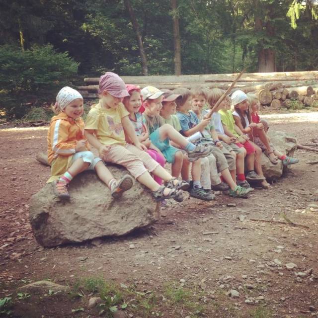 这是德国森林幼儿园里最常见的情景.