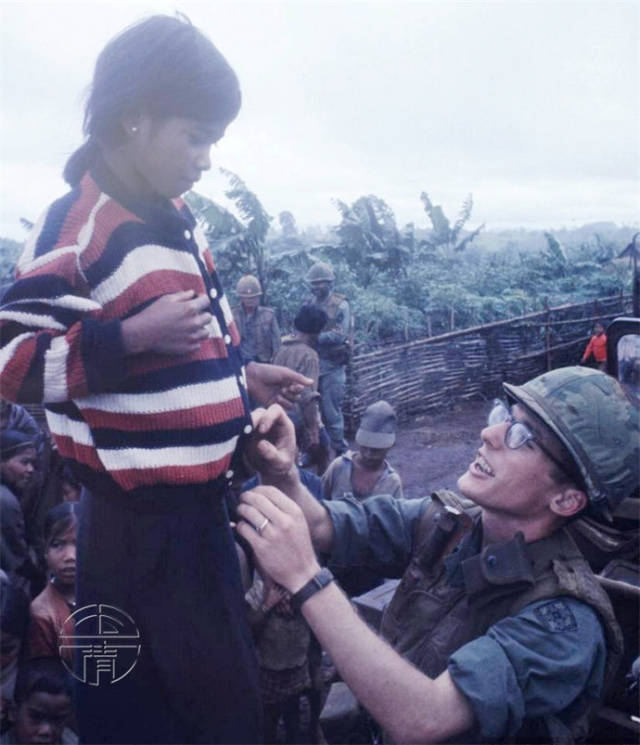 1967年越战时期在西贡的美军,与南越人民亲如一家