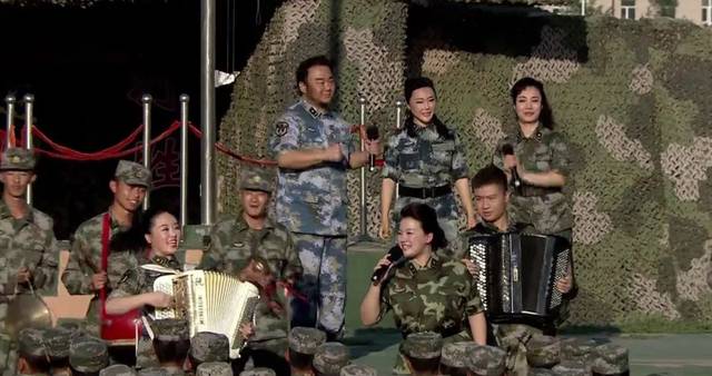 歌曲串烧《当兵的历史》,《真是乐死人》,《打靶归来》搭配手风琴的