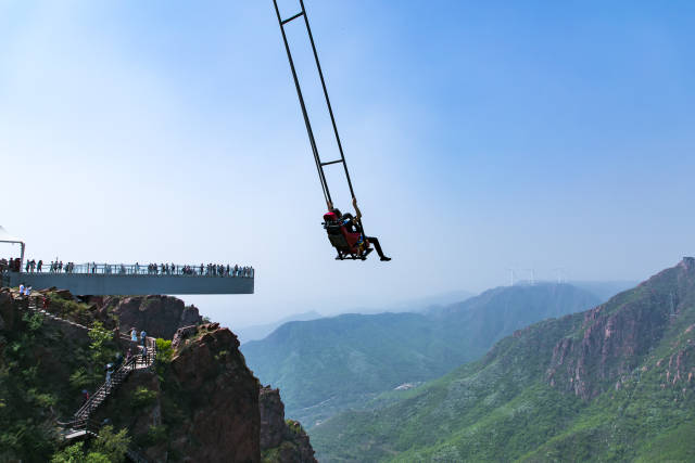 世界上最高悬空秋千在河南伏羲山,这个画面看着