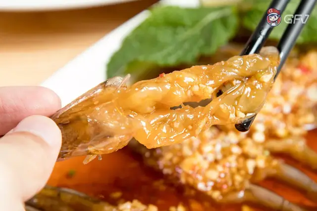 潮汕人常常吃的鱼饭,黄油鲚肉质饱满,经典的吃法是蘸上 普宁豆酱