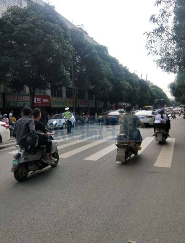 武鸣渡头桥发生一起车祸,一护栏被撞毁!