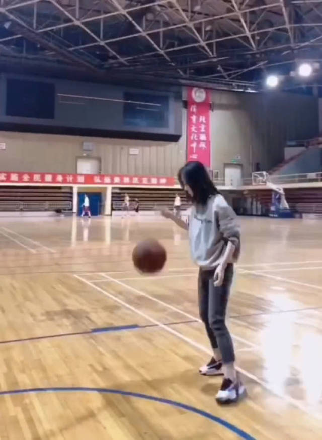 冯提莫打篮球无意暴露真实身高!看到她跳起来的模样后