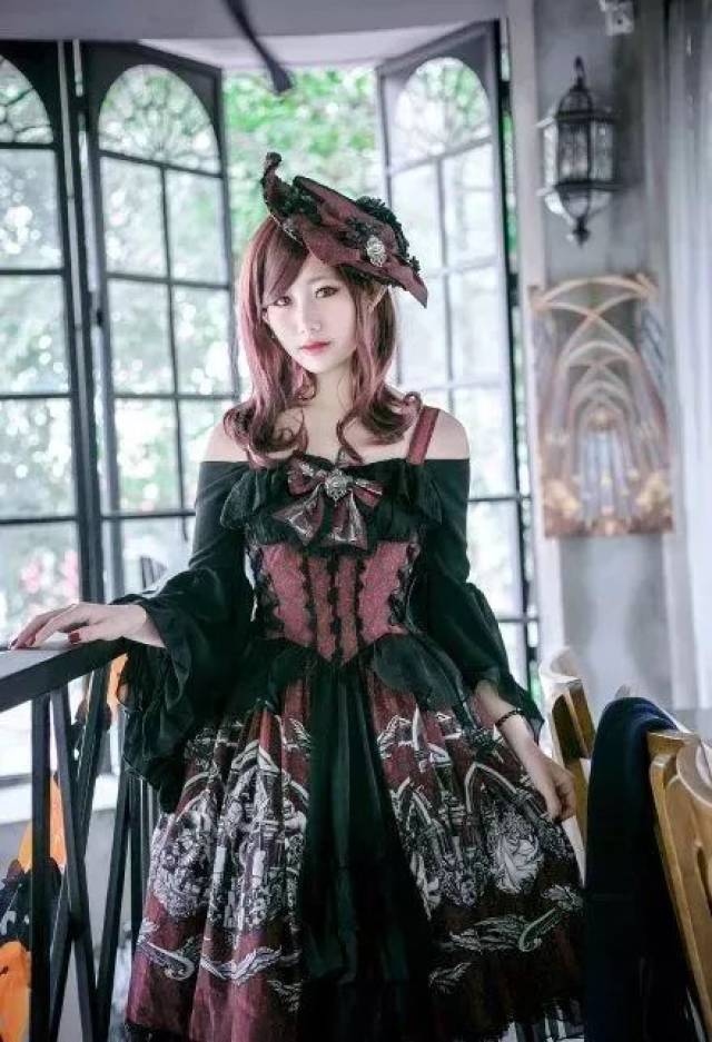 dress 华丽款连衣裙(花嫁,茶会款)通常以op为主 在日本,一些lolita