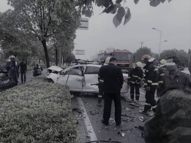 今天象山这三起交通事故,天安路撞的相当惨烈,请大家注意安全出行.