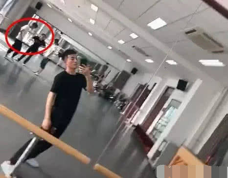 同学上课自拍,易烊千玺意外入境,光脚和老师说话!