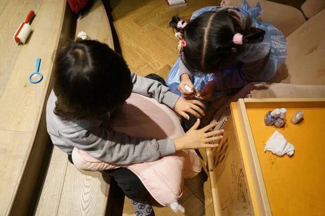 孙俪连续加班无法陪伴孩子,等等写英文表白信